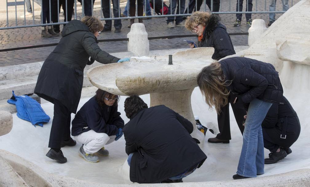 L&#39;opera del Bernini, in piazza di Spagna,  il simbolo della furia hooligan che si  abbattuta nel centro della capitale ieri. Ansa